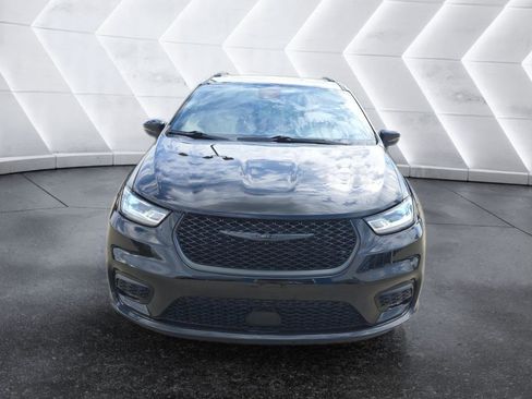 Used 2025 Chrysler Pacifica Limited FWD image 3