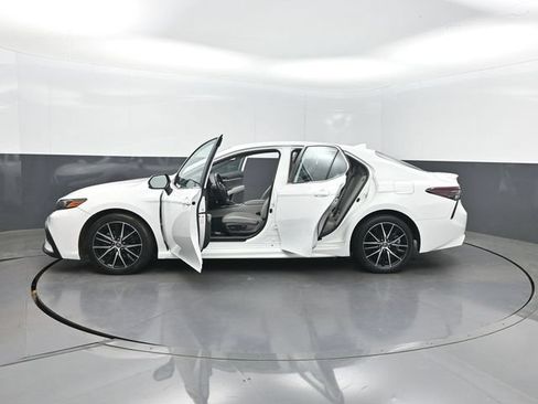 Used 2022 Toyota Camry SE FWD image 42