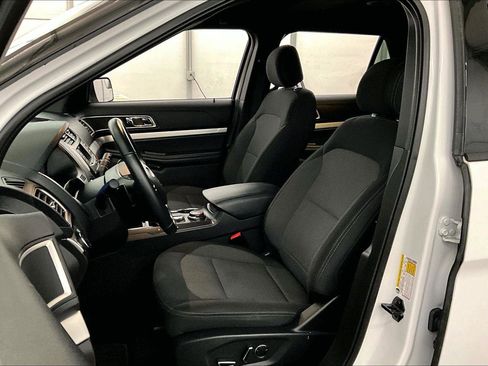 Used 2017 Ford Explorer XLT image 25