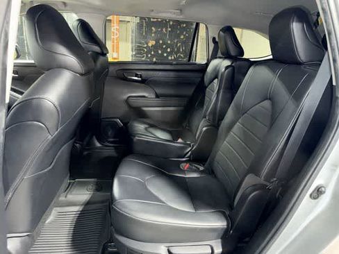 Used 2022 Toyota Highlander XLE AWD/4WD image 17