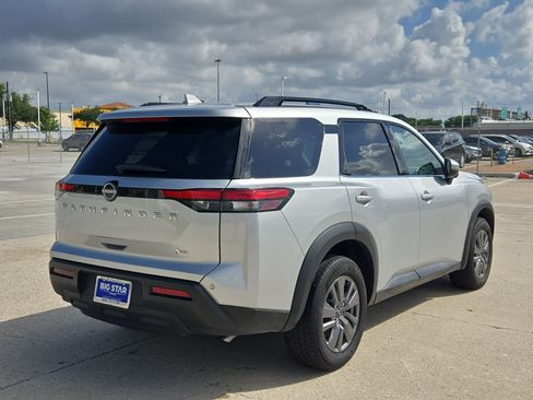 Used 2025 Nissan Pathfinder SV FWD image 3