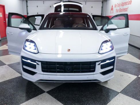 Used 2025 Porsche Cayenne image 30