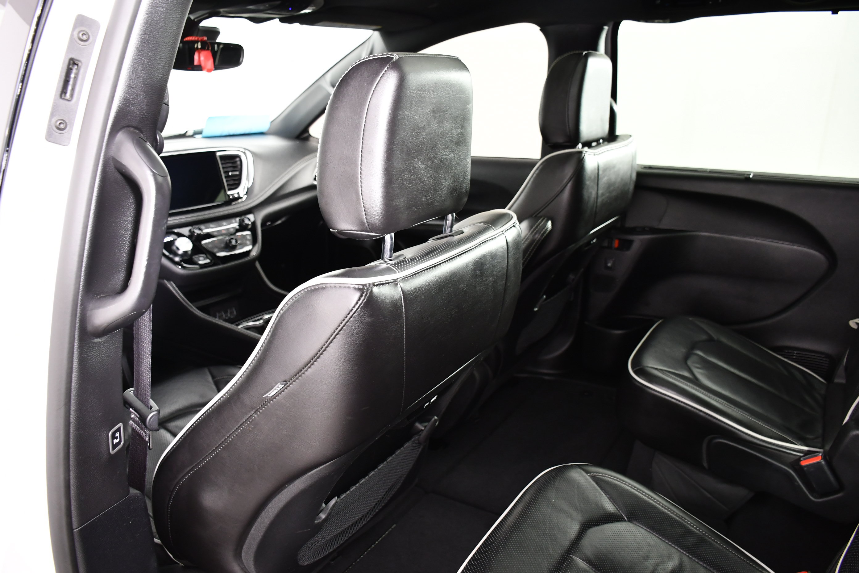 Used 2025 Chrysler Pacifica Limited FWD image 45