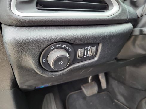 Used 2025 Chrysler Pacifica Select image 18