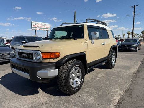 Used 2014 Toyota FJ Cruiser 4WD w/ Upgrade Package image 2