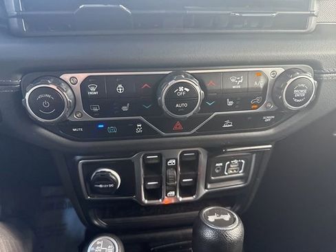 Used 2024 Jeep Wrangler Unlimited Sahara image 12