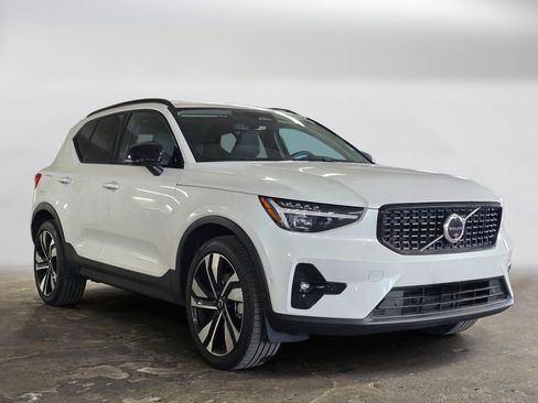 Certified 2024 Volvo XC40 B5 Plus w/ Protection Package Premier image 3