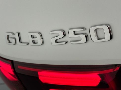 New 2026 Mercedes-Benz GLB 250 image 9