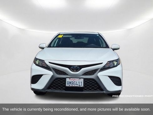 Used 2019 Toyota Camry SE w/ Carpet Mat Package FWD image 2