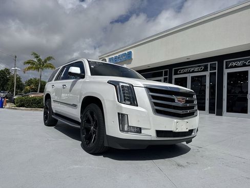 Used 2018 Cadillac Escalade Luxury AWD/4WD image 30