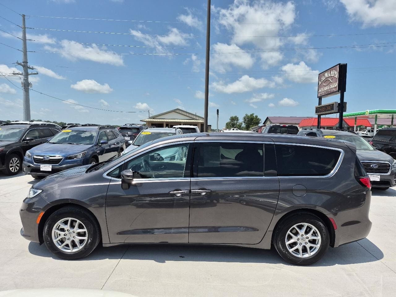Used 2023 Chrysler Pacifica Touring-L FWD image 9