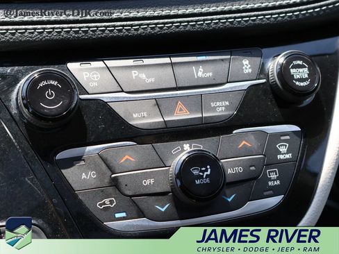 Used 2022 Chrysler Pacifica Limited FWD image 36