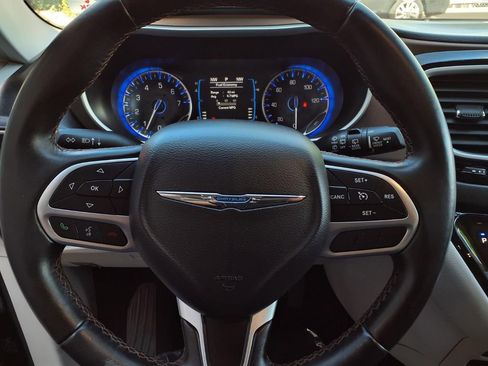 Used 2017 Chrysler Pacifica Touring-L FWD image 12