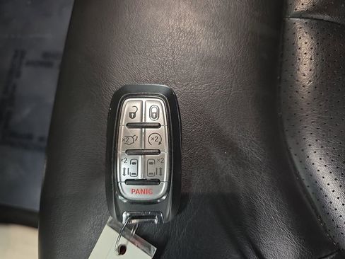 Certified 2023 Chrysler Pacifica Touring-L FWD image 36
