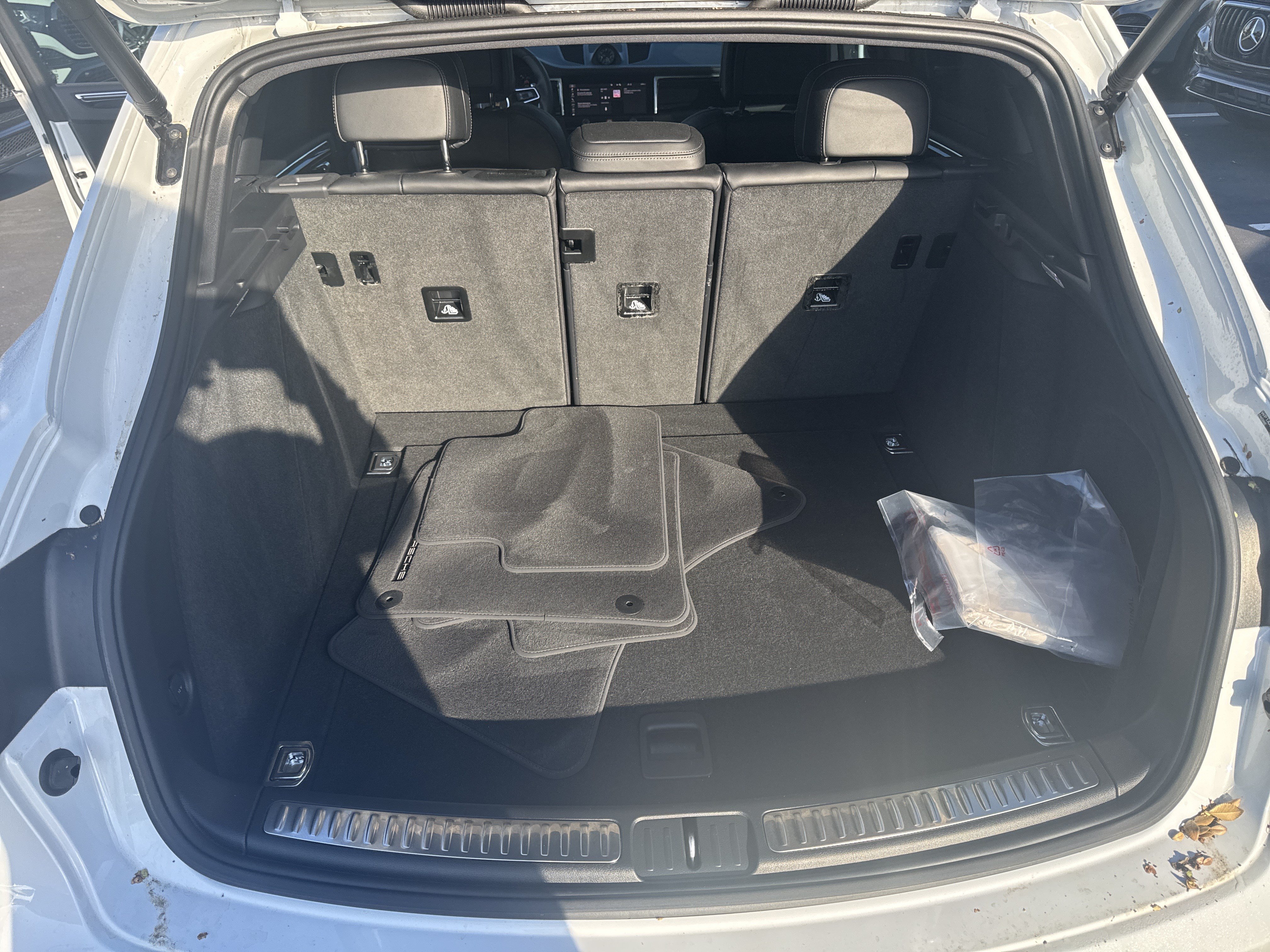 Used 2025 Porsche Macan AWD/4WD image 34