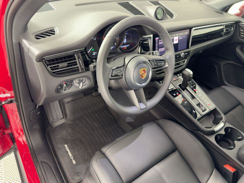 Certified 2026 Porsche Macan AWD/4WD image 4