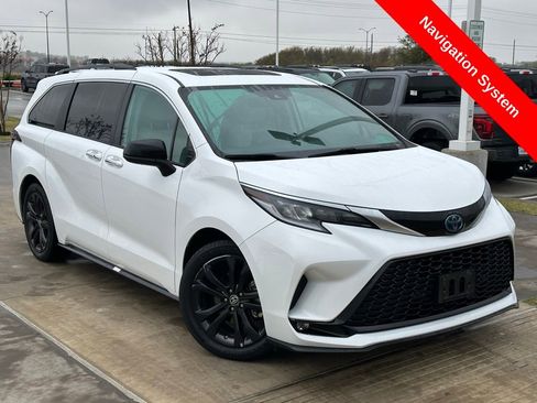 Used 2023 Toyota Sienna XSE image 3