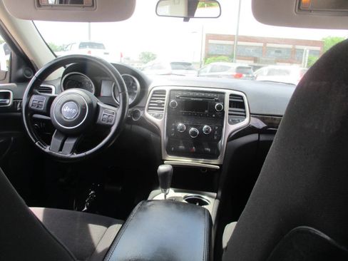 Used 2013 Jeep Grand Cherokee Laredo AWD/4WD image 35