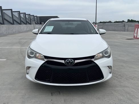 Used 2017 Toyota Camry SE FWD image 3