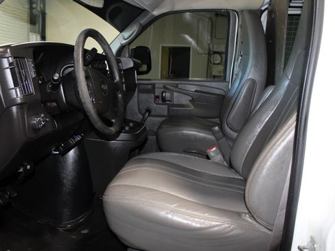 Used 2011 Chevrolet Express 2500 RWD image 8