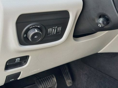 Used 2022 Jeep Grand Cherokee Overland w/ Luxury Tech Group IV AWD/4WD image 10