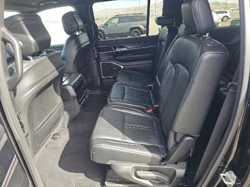 Used 2023 Jeep Wagoneer L Series II AWD/4WD image 3