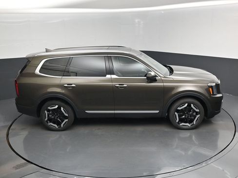 Certified 2025 Kia Telluride S FWD image 13