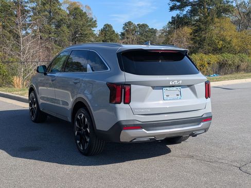 Used 2024 Kia Sorento EX w/ Panoramic Sunroof Package image 7