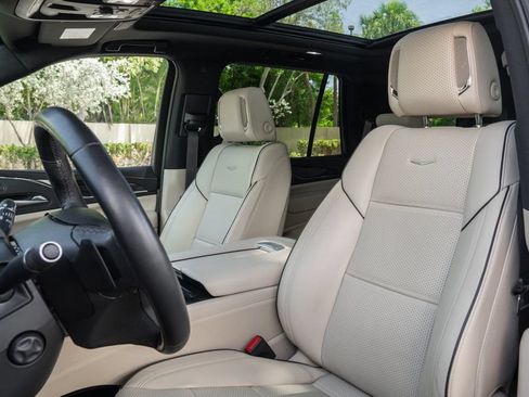 Used 2023 Cadillac Escalade Premium Luxury w/ Performance Package AWD/4WD image 13