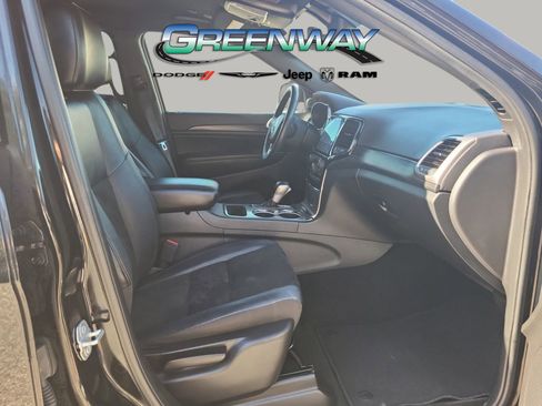 Used 2019 Jeep Grand Cherokee Laredo w/ Laredo X Package image 9