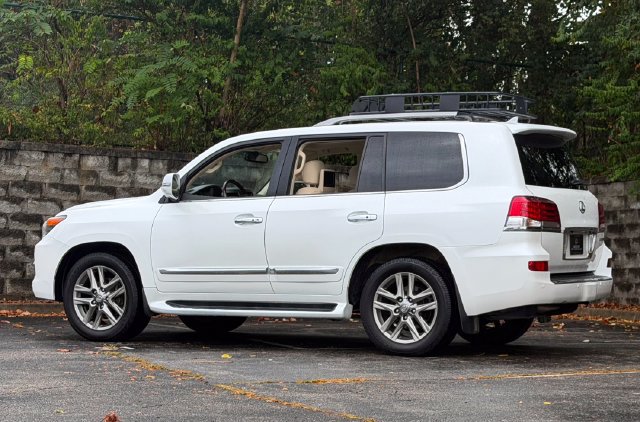 Used 2015 Lexus LX 570 4WD w/ Luxury Package image 10