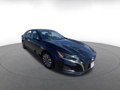 Used 2025 Nissan Altima 2.5 SV image 2