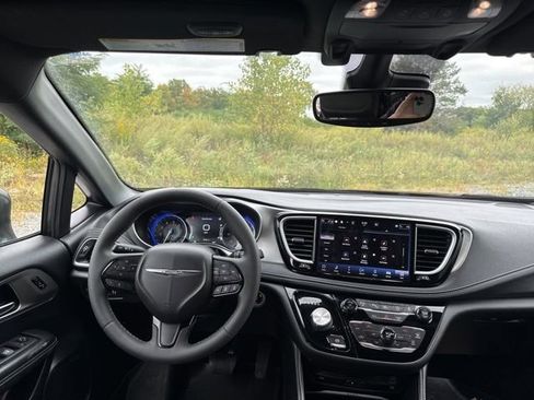 Used 2022 Chrysler Pacifica Limited w/ Uconnect Theater Family Group image 18