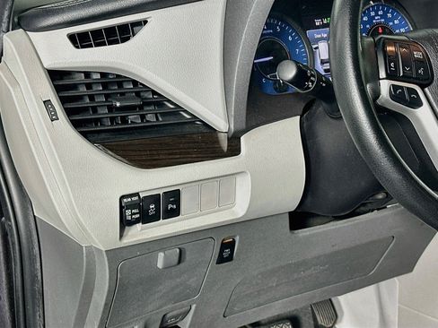 Used 2020 Toyota Sienna XLE w/ XLE Navigation Package FWD image 16