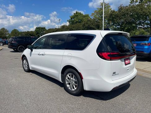 New 2026 Chrysler Pacifica Select FWD image 25