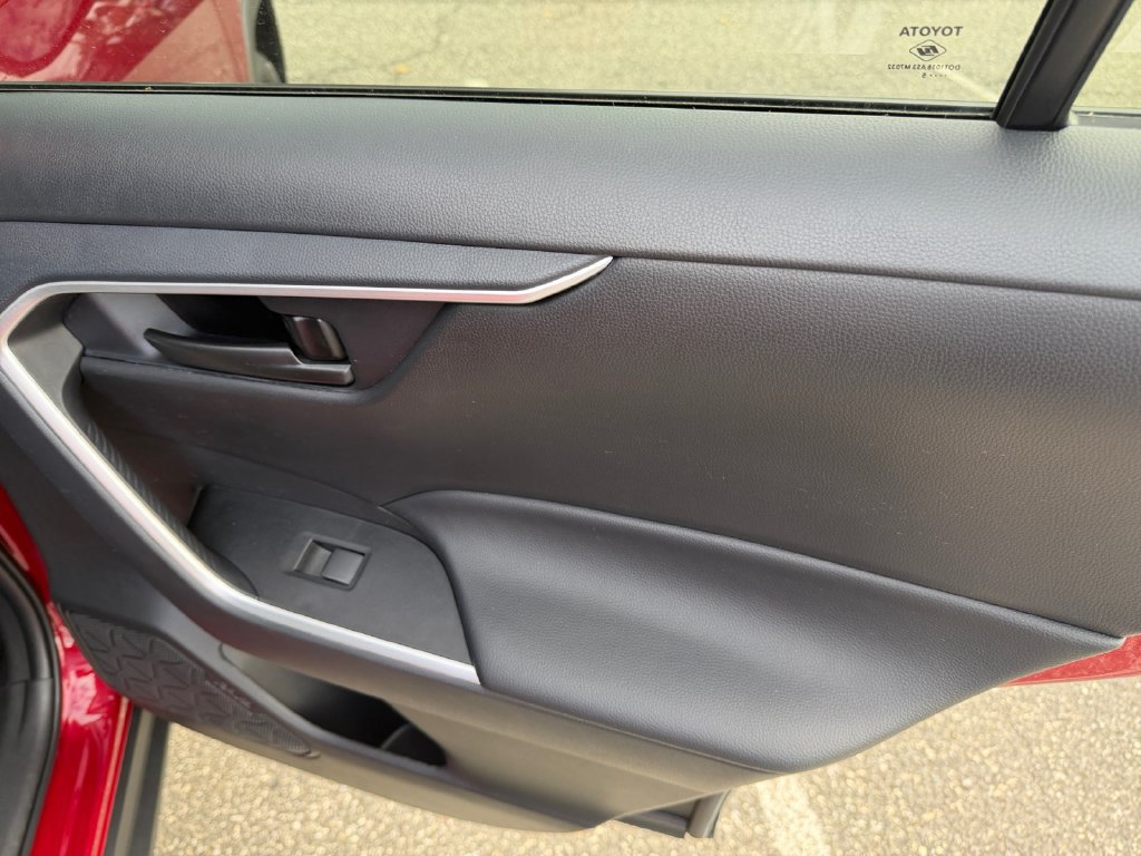 Used 2025 Toyota RAV4 LE AWD/4WD image 23