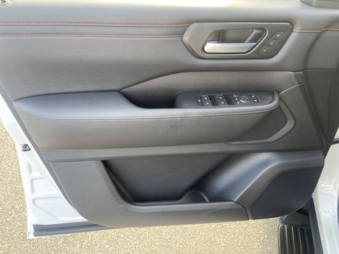 Certified 2025 Nissan Armada PRO-4X image 9