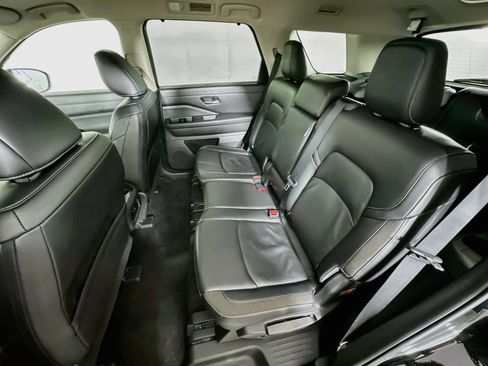Used 2025 Nissan Pathfinder SL FWD image 28