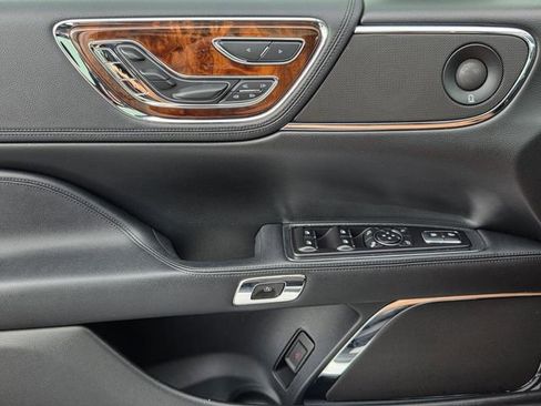 Used 2017 Lincoln Continental Reserve image 23