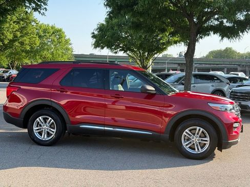 Used 2020 Ford Explorer XLT w/ Equipment Group 202A AWD/4WD image 5