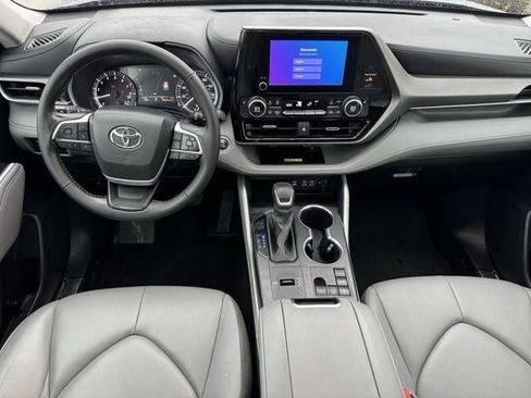 Used 2024 Toyota Highlander XLE FWD image 9