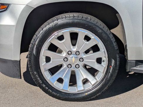 Used 2019 Chevrolet Suburban LT w/ Luxury Package image 13