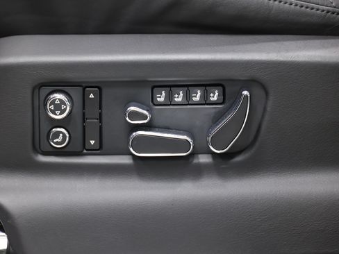 Used 2020 Bentley Bentayga Plug-In Hybrid AWD/4WD image 16
