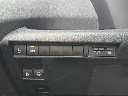 Used 2022 Toyota Sienna XSE FWD image 24