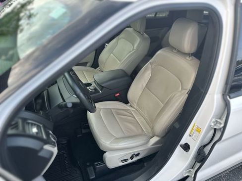 Used 2018 Ford Explorer XLT w/ Equipment Group 202A image 12