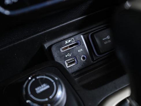 Used 2016 Jeep Cherokee Latitude w/ Cold Weather Group AWD/4WD image 16