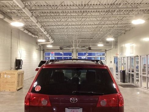 Used 2010 Toyota Sienna LE image 11