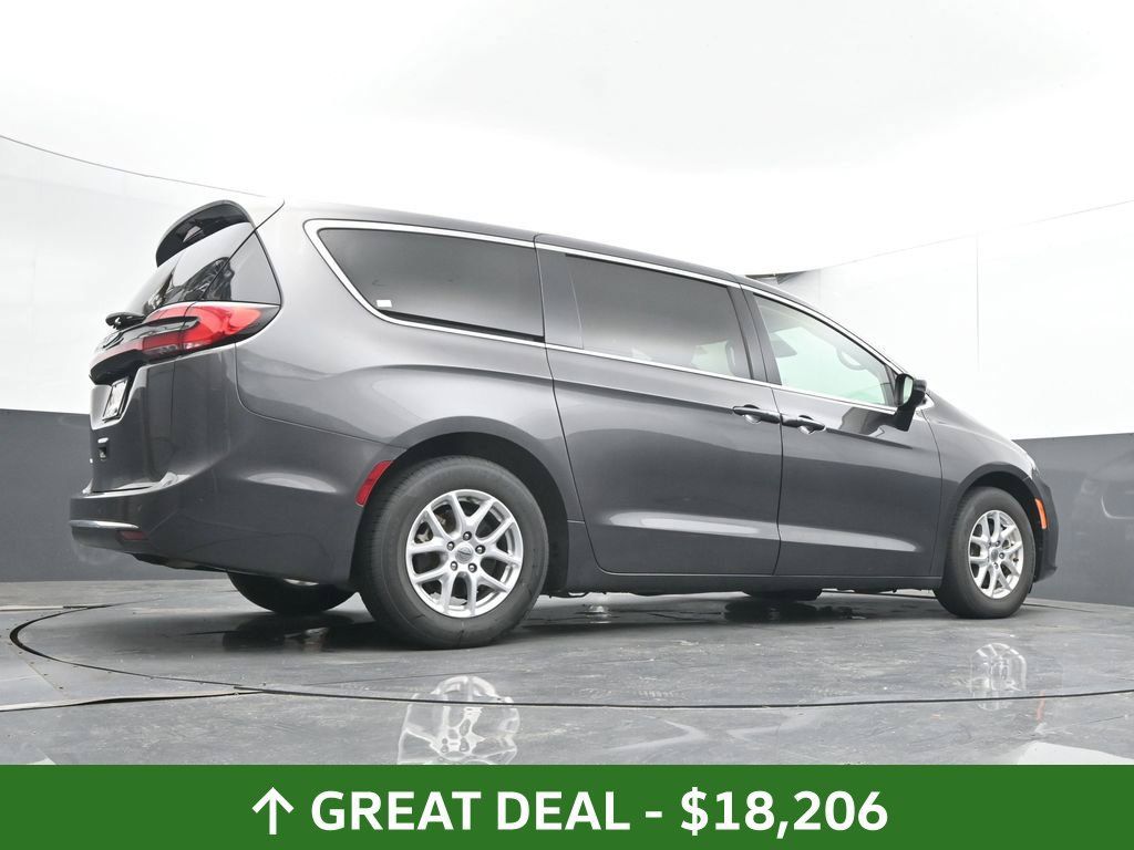 Used 2023 Chrysler Pacifica Touring-L FWD image 42
