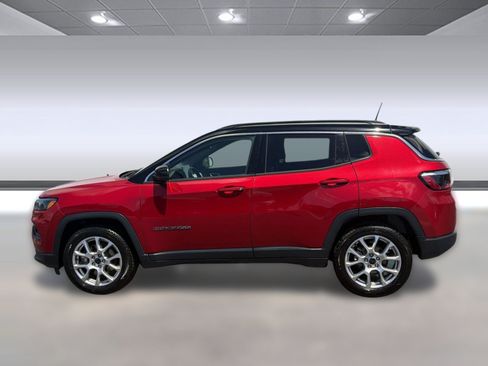Used 2025 Jeep Compass Limited AWD/4WD image 2