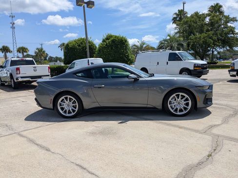 Used 2025 Ford Mustang GT Premium RWD image 3